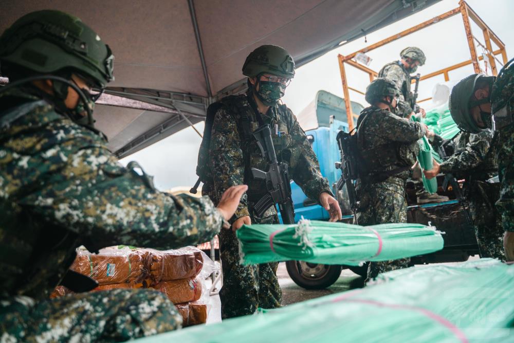 官兵搬運及點收徵用物資。（軍聞社記者林庭暉攝）