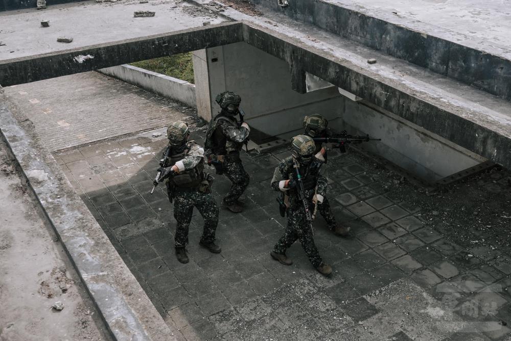 分遣隊突擊組官兵對目標區進行搜索與肅清。（軍聞社記者陳傳奇攝）
