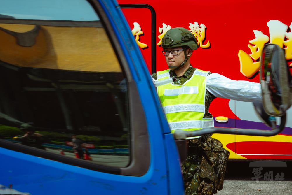 臺北市後備指揮部官兵針對徵集物業車輛進行車輛動向管制。（軍聞社記者邱奕菖攝）