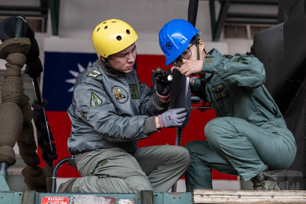 空勤檢驗士官長李宜潔（右）與保修士，確認尾旋翼葉片狀況。（軍聞社記者蔡枋澐攝）