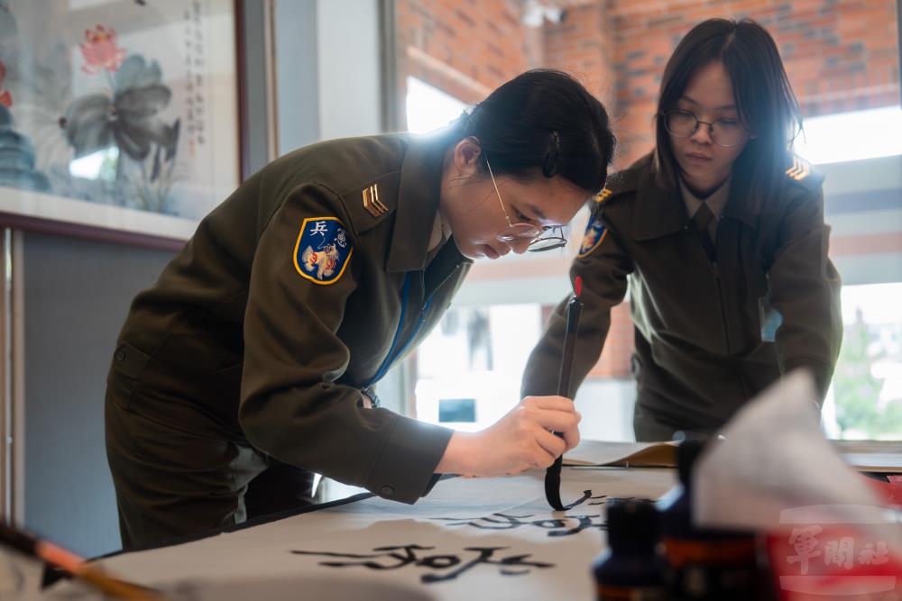 憲兵第332營許中士於活動會場揮毫。（軍聞社記者文仁攝）