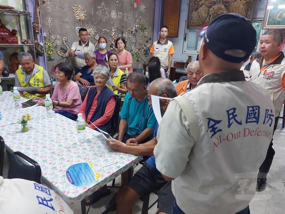後備幹部協力宣導，建立正確認知。（苗栗縣後備指揮部提供）