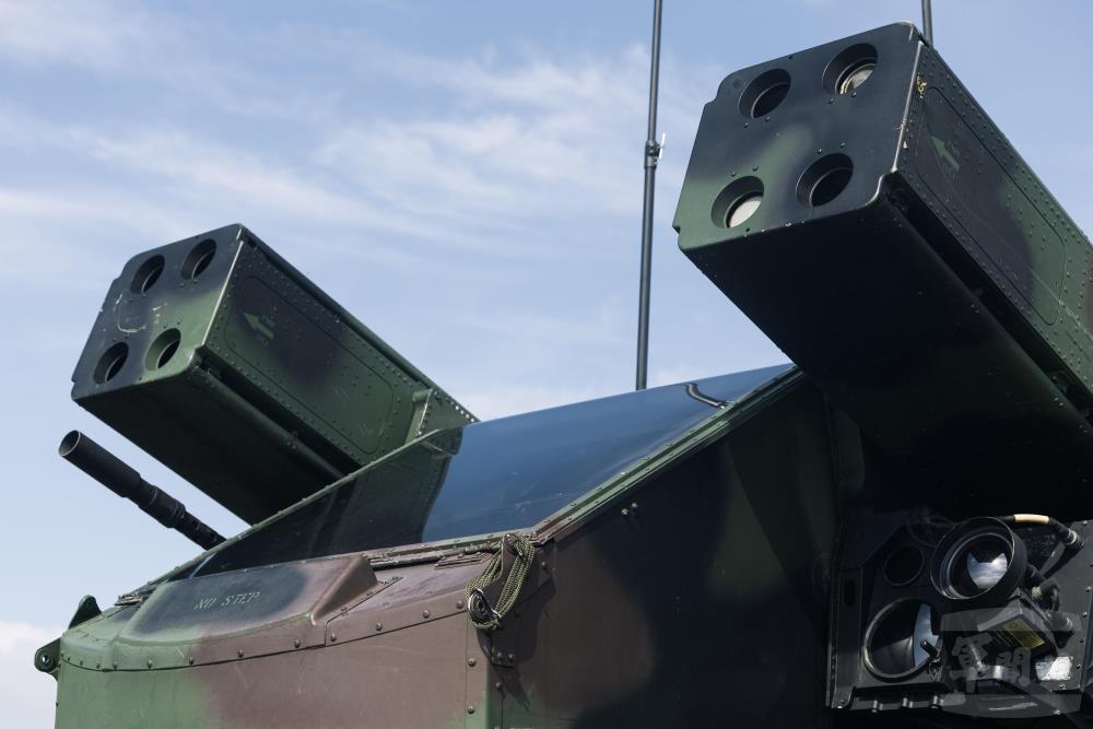 官兵於復仇者飛彈車內對空中進襲之敵機搜索、鎖定並模擬發射刺針飛彈。（軍聞社記者李恬恬攝）