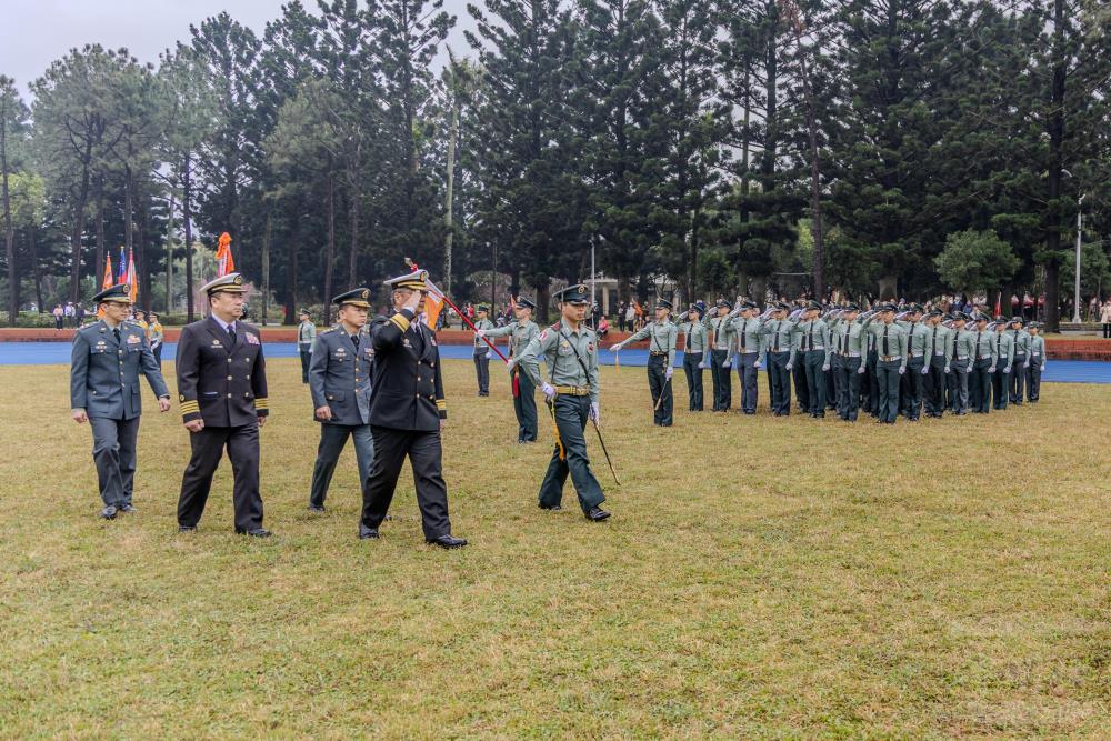 國防大學理工學院院長崔少將校閱學生部隊。(軍聞社記者吳冠萱攝)