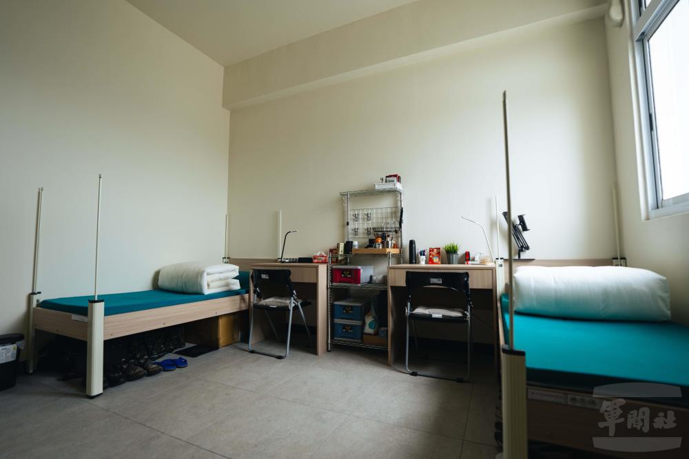 新營舍官兵寢室通風、採光比坑道內更加舒適。（軍聞社記者邱奕菖攝）