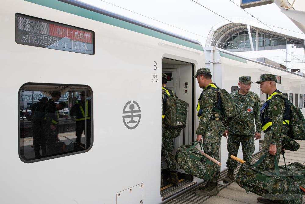 第五作戰區增派官兵搭乘臺鐵專列投入花蓮災後復原。（軍聞社記者卓以立攝）