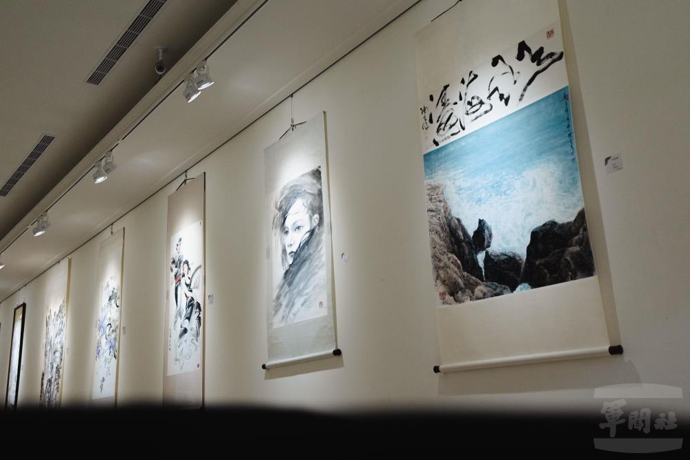 國防美術館展出陳合成老師《馬祖海濤》等館藏作品。（軍聞社記者呂尚俞攝）