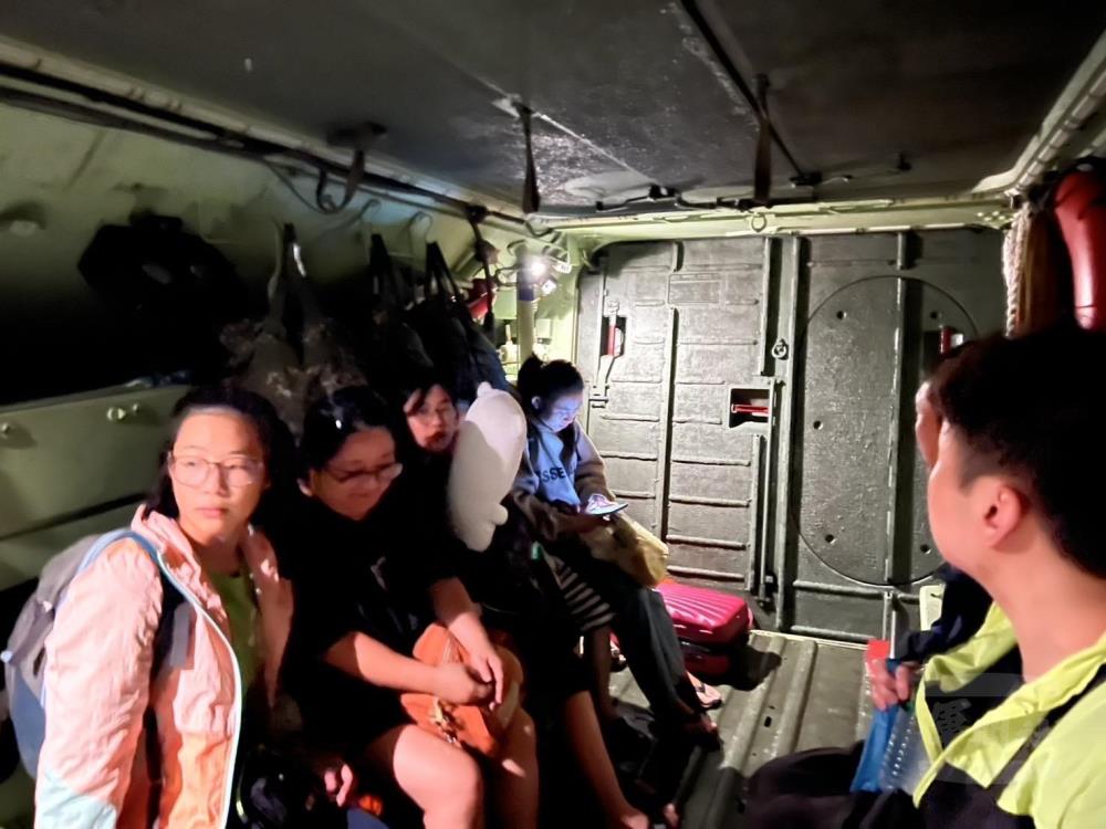 陸戰隊登陸戰車大隊至聖愛里、蘇北里民貴街協助民眾撤離。（第三作戰區提供）