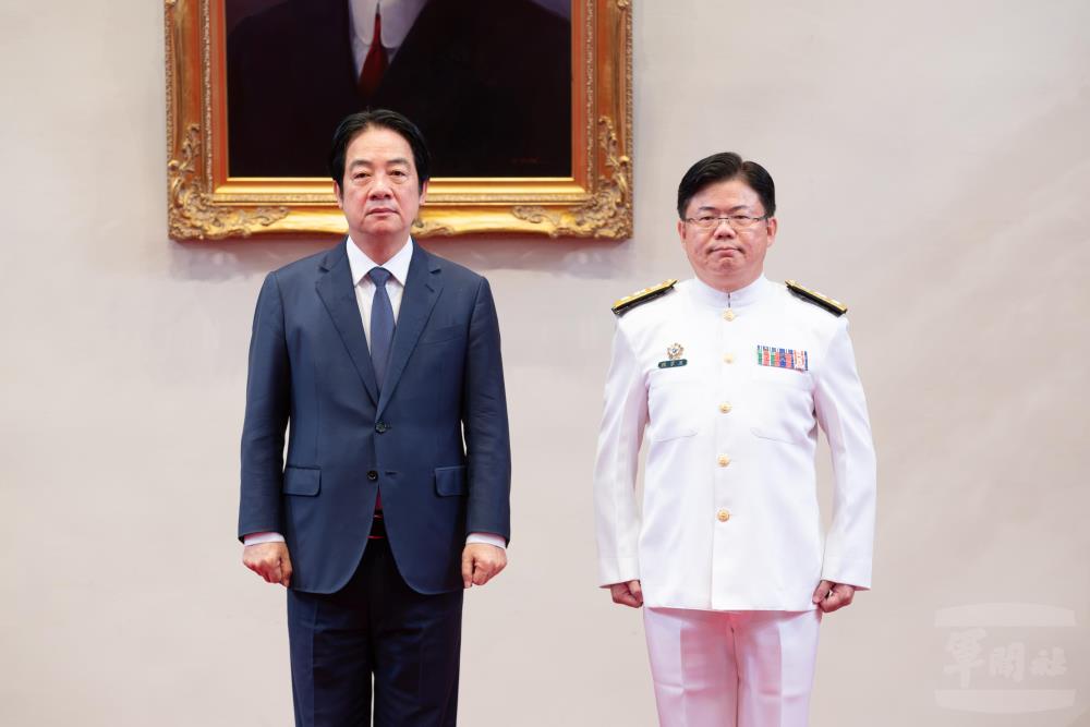賴總統與陳少將合影。（軍聞社記者王進福攝）