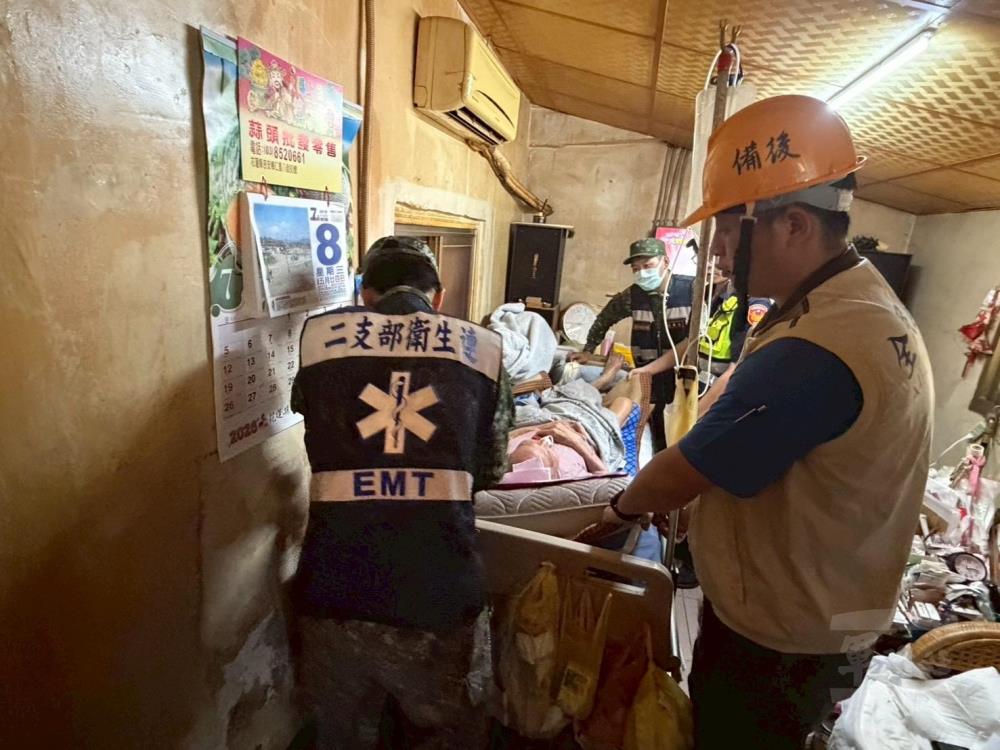 第二作戰區官兵配合地方政府及後備幹部，協助行動不便民眾撤離。（第二作戰區提供）