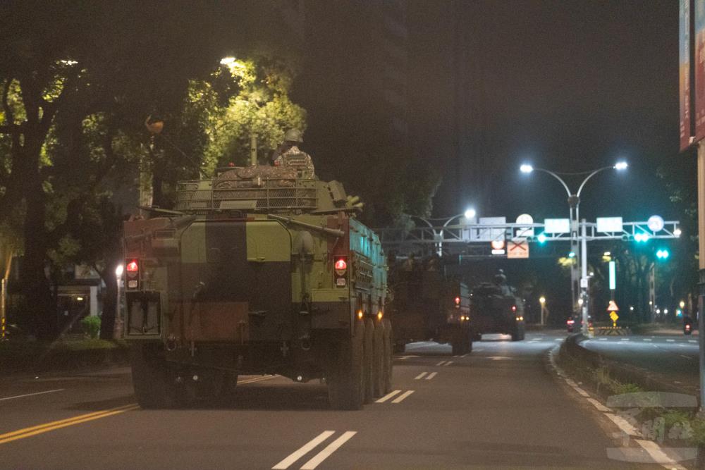 雲豹八輪甲車於道路上快速行駛。（軍聞社記者呂尚俞攝）