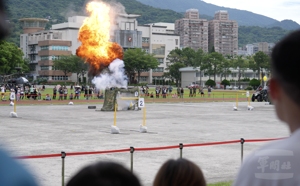 無人機操演結合爆破效果，場面逼真。（軍聞社記者呂尚俞攝）