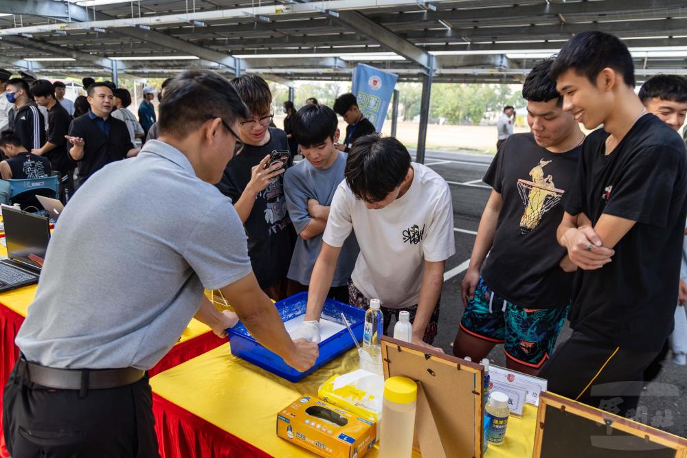 陸軍官校各學系老師，向青年學子介紹教學特色。（軍聞社記者蔡枋澐攝）