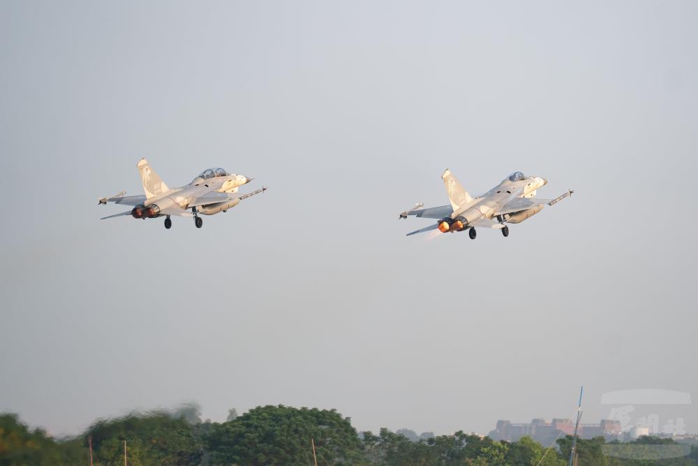 IDF戰機起飛升空。（軍聞社記者林庭暉攝）