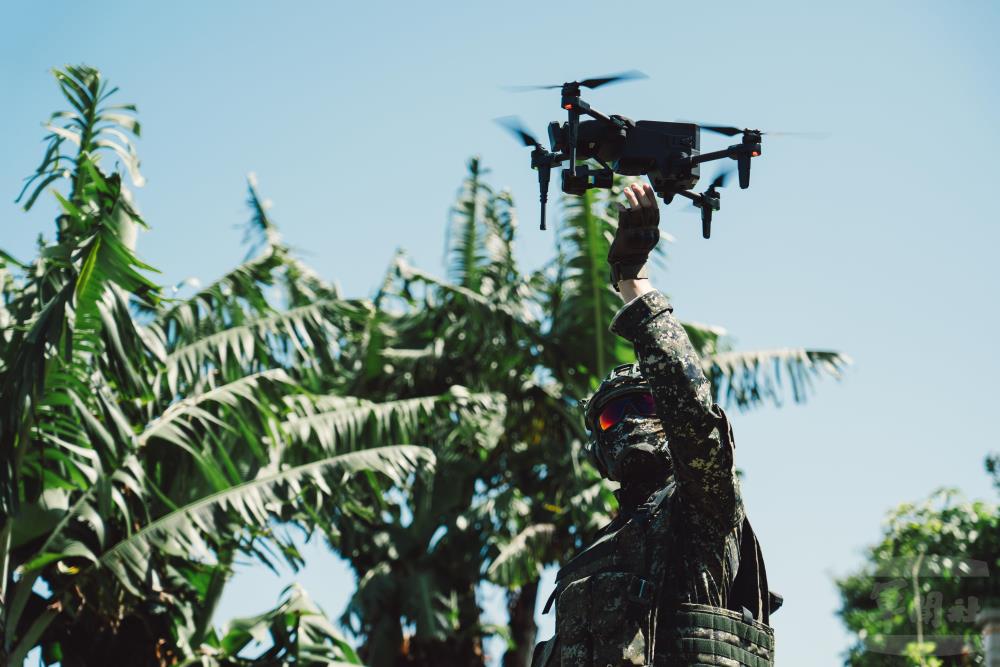 透過微型無人機能掌握敵軍動向。（軍聞社記者陳彥樺攝）