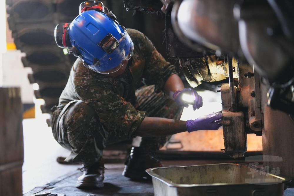 藉由定期進廠檢查與落實標準作業程序，提升裝備保養效率與妥善率。（第八軍團提供）