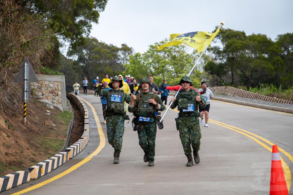 許多國軍官兵穿著迷彩服熱情響應運動賽事。（軍聞社記者王進福攝）