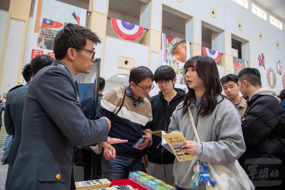 各軍校於復興崗校區設攤說明學校資訊。（軍聞社記者王進福攝）