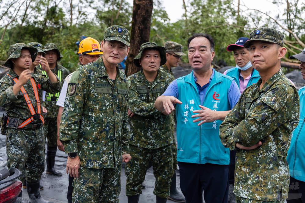 劉指揮官與鳳林鎮鎮長，討論後續災後復原工作。（軍聞社記者蔡枋澐攝）