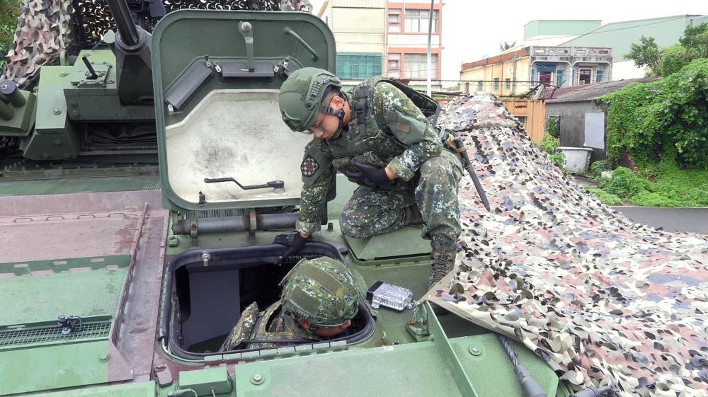 敵火間隙裝備緊急搶修。（軍聞社記者林恩廷攝）
