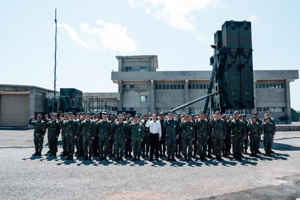 顧部長2日前往澎湖地區實施秋節慰問，與官兵合影。（軍聞社記者吳冠萱攝）