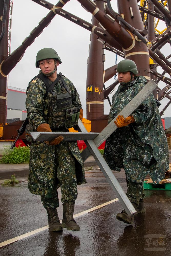 官兵設置鋼刺蝟做為阻絕設施。（軍聞社記者王進福攝）
