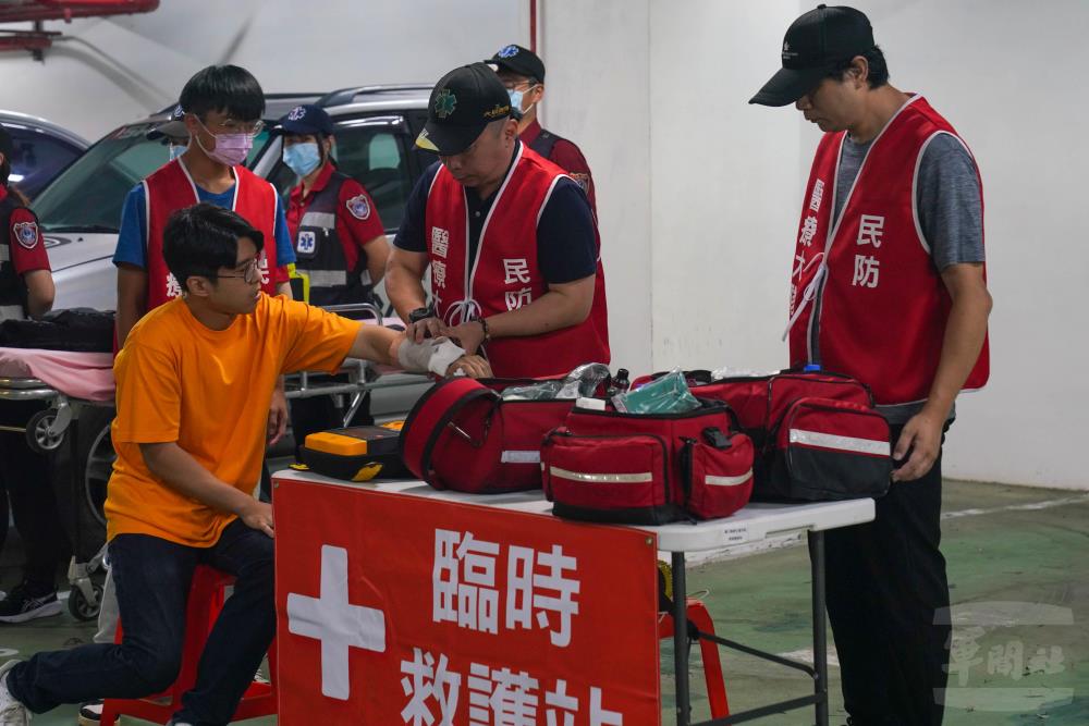 醫療站針對避難受傷人員進行初步醫療處置。（軍聞社記者侯凱議攝）