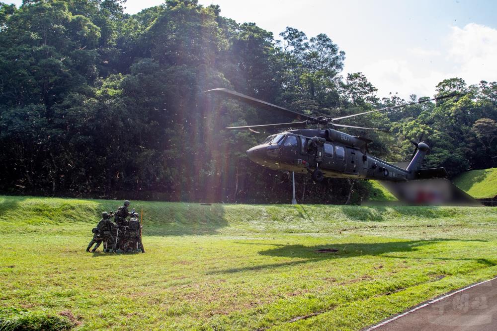 UH-60M黑鷹直升機進場執行吊掛作業。（軍聞社記者王進福攝）