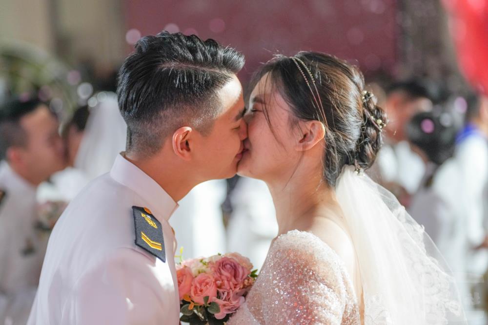 新人浪漫地親吻99秒，象徵彼此的感情「長長久久」。（軍聞社記者林庭暉攝）
