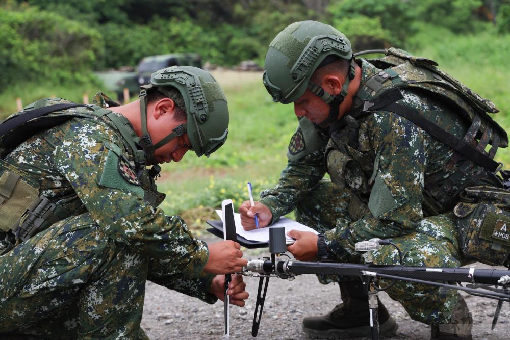 起飛前檢查。（軍聞社記者林澤廷攝）
