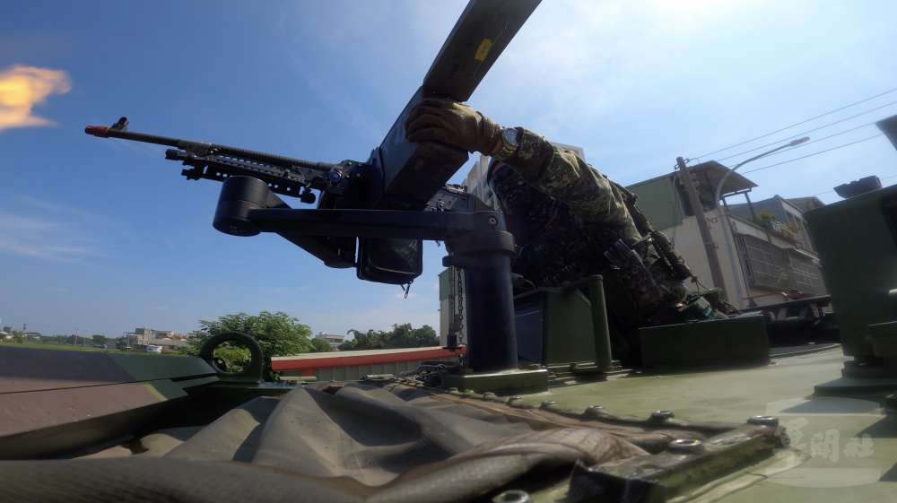 CM33裝甲步兵戰鬥車持續以火力掩護。（軍聞社記者吳柏融攝）
