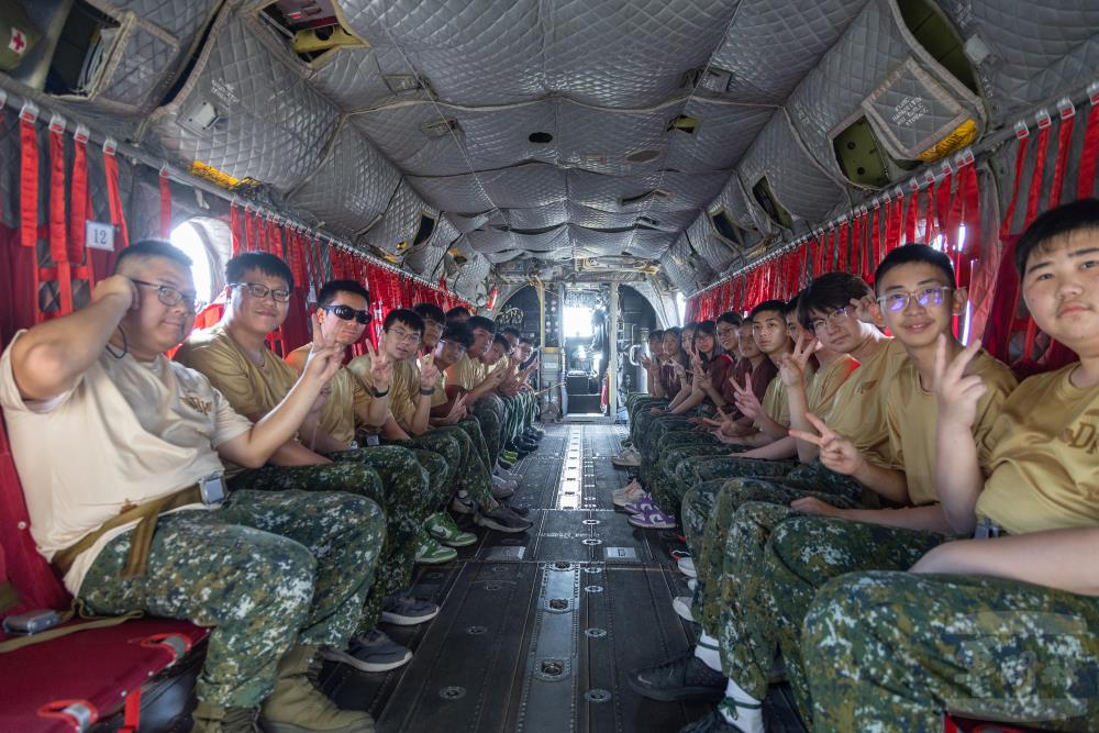 學生開心體驗搭乘CH-47SD運輸直升機。（軍聞社記者吳柏融攝）