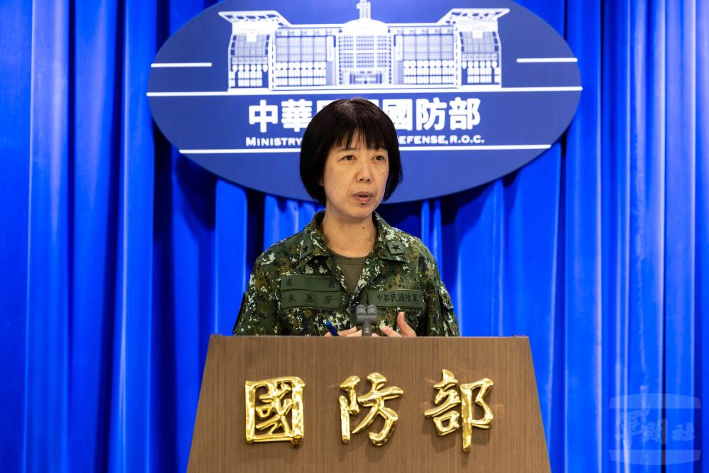 國防部政戰局文宣心戰處處長朱蕙芳少將說明中共發布爭議性訊息內容。（軍聞社記者蔡枋澐攝）