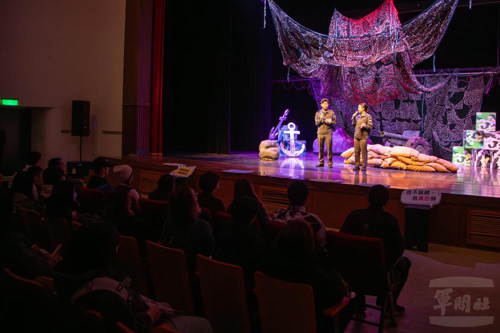 學生參訪影劇館展演空間。（軍聞社記者王進福攝）