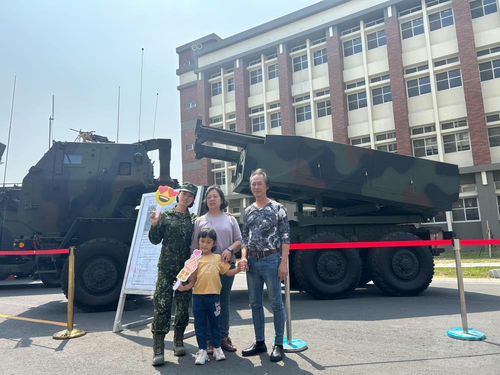 懇親會現場特別展示海馬士多管火箭系統，讓家屬近距離認識國軍新式武器裝備。（砲訓部提供）