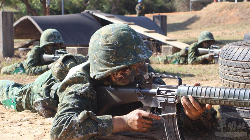 訓員在掩體後方出槍試瞄。（陸軍第十軍團提供）