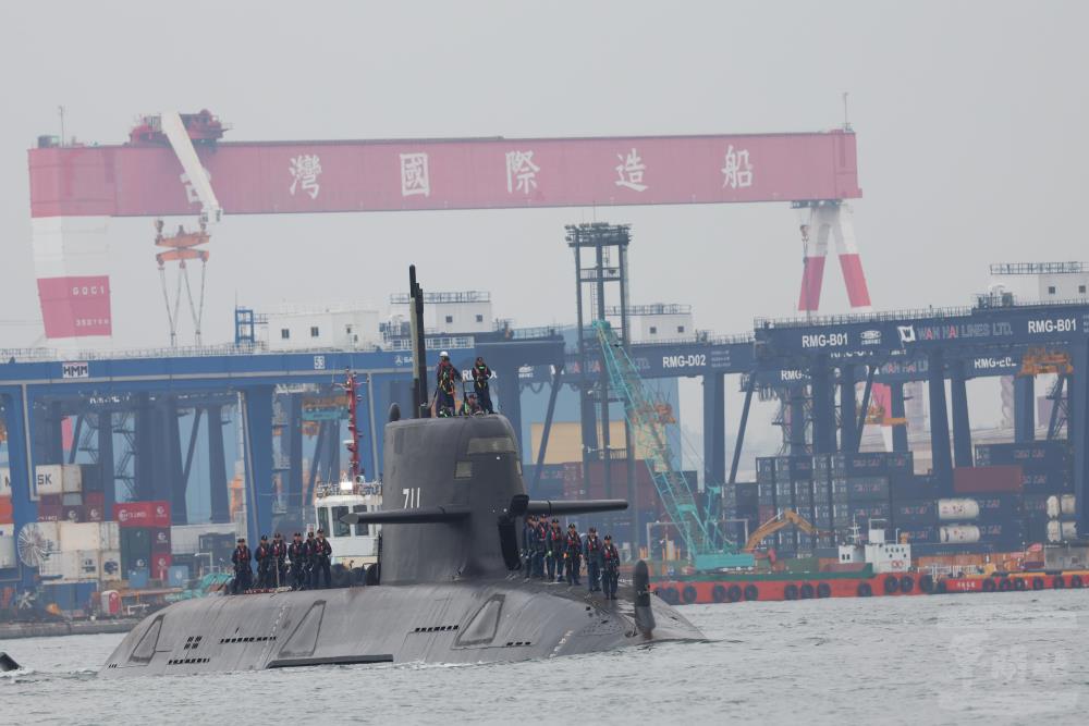 「海鯤軍艦」執行潛航測試。（軍聞社記者林澤廷攝）