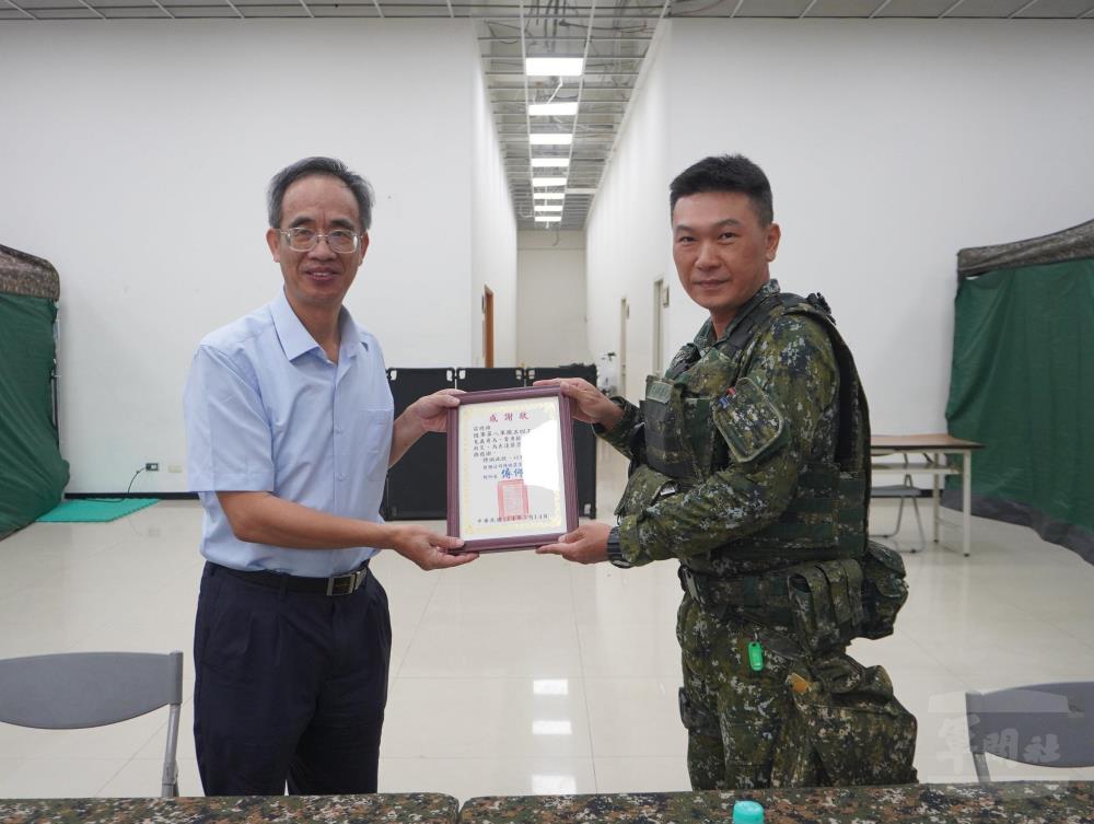 台糖公司致贈獎狀，感謝54工兵官兵義舉。（第四作戰區提供）