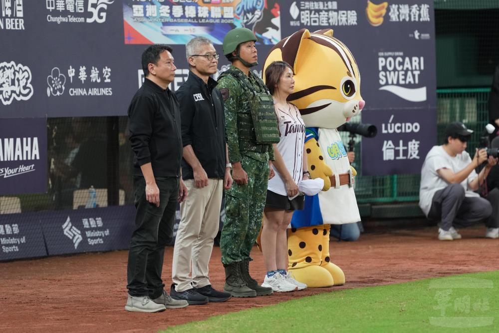 賽事開始前，游營長與現場嘉賓、選手及觀眾共同唱國歌。（軍聞社記者林庭暉攝）