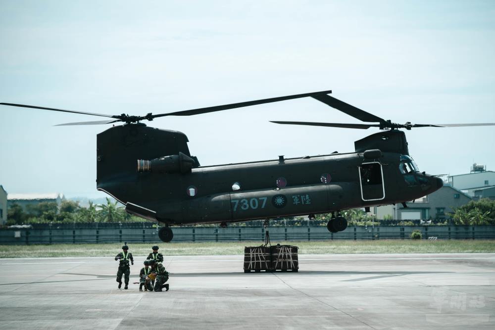 機組員進行油料整補（A22包吊掛）作業。（軍聞社記者林庭暉攝）