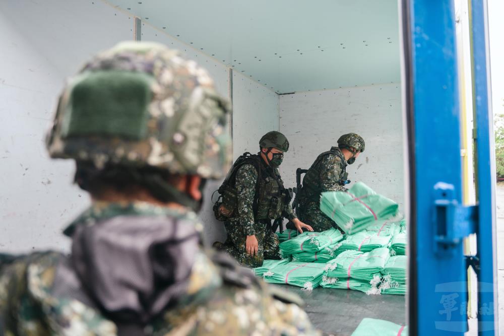 官兵將接收完成的物資搬上運輸車。（軍聞社記者林庭暉攝）