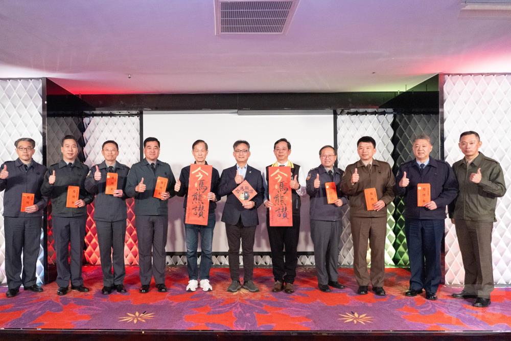 張副市長偕李局長與受獎人員合影。（軍聞社記者呂尚俞攝）