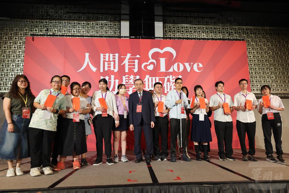 李董事長與特教學生合影。（軍聞社記者蔡枋澐攝）
