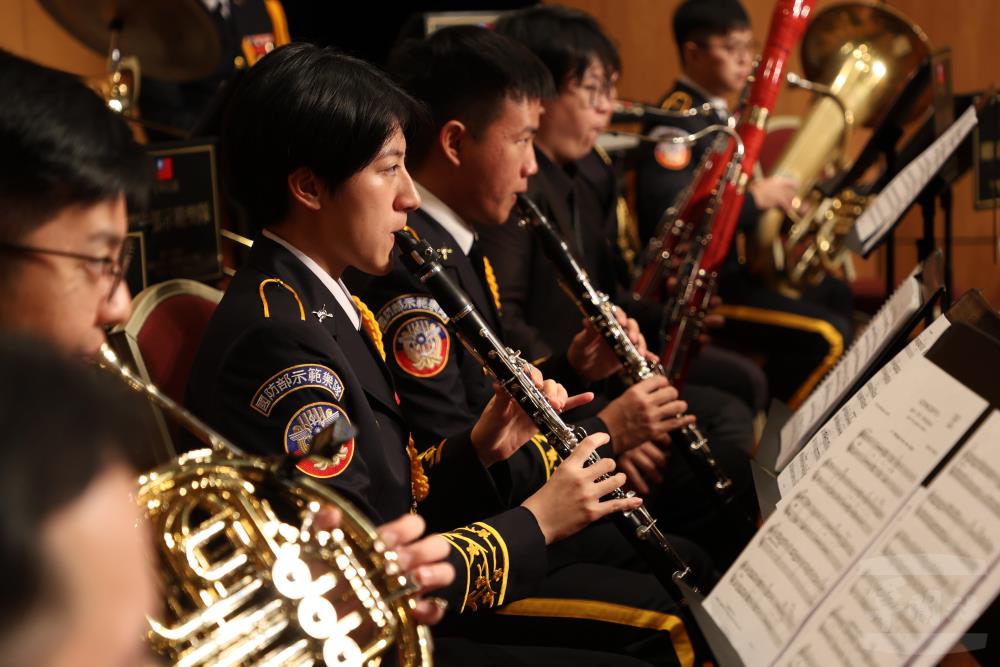 國軍聯合樂隊官兵，展現團隊默契。（青年日報提供）