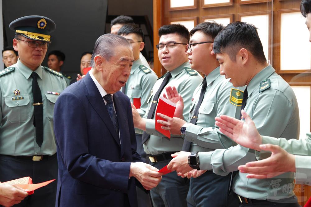 李榮譽理事長逐一慰問官兵，感謝他們平時服務先烈英靈及遺族眷屬的辛勞。（軍友社提供）