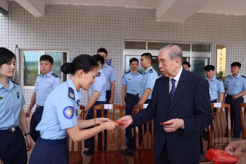 李理事長逐一致贈慰問品，感謝官兵長期堅守崗位。（青年日報提供）