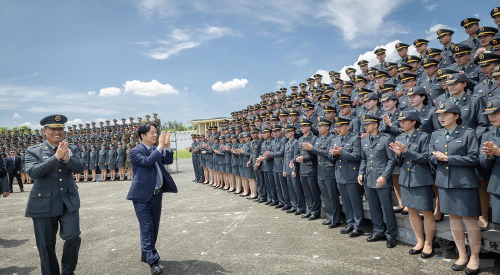 畢業生熱烈歡迎賴總統蒞臨合影。(總統府提供) 畢業生熱烈歡迎賴總統蒞臨合影。(總統府提供)