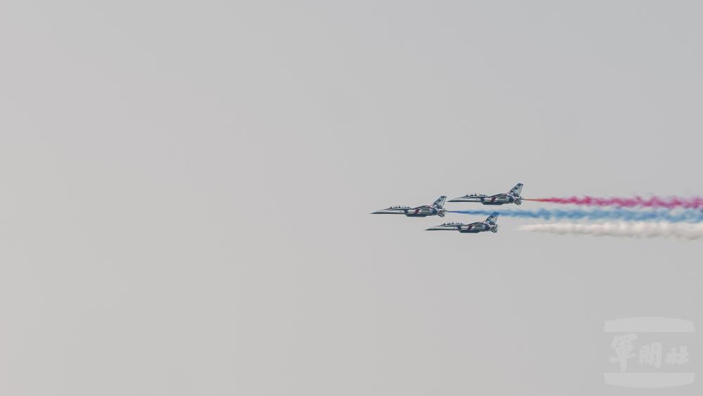 勇鷹高級教練機以精采的壓軸結束上午的預演。（軍聞社記者陳軍均攝）