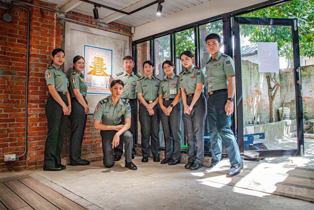 茆老師與政戰學院藝術學系學生共同於展覽主視覺前合影。（軍聞社記者尤昱翔攝）