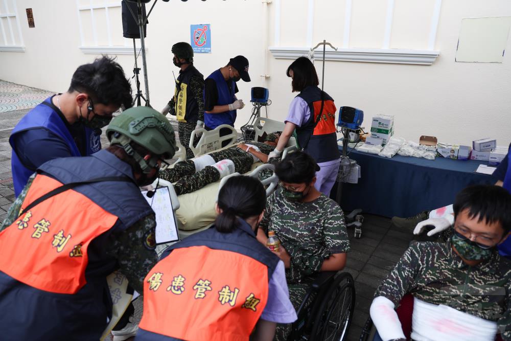 國軍左營總醫院傷患疏轉演練。（軍聞社記者林澤廷攝）